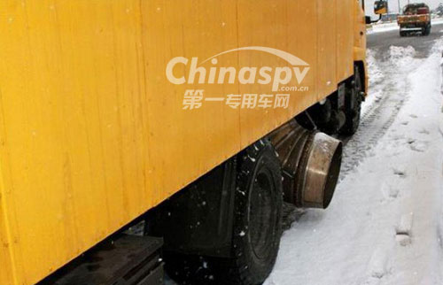 歼六改造的扫雪车