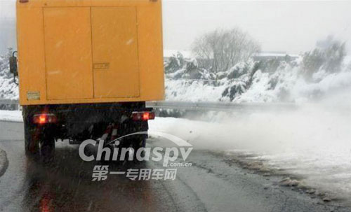 扫雪车在高速公路作业