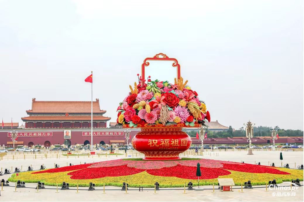 品质江铃，筑梦高空，共绘国庆盛景！